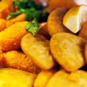 Six pieces of crispy potato croquettes